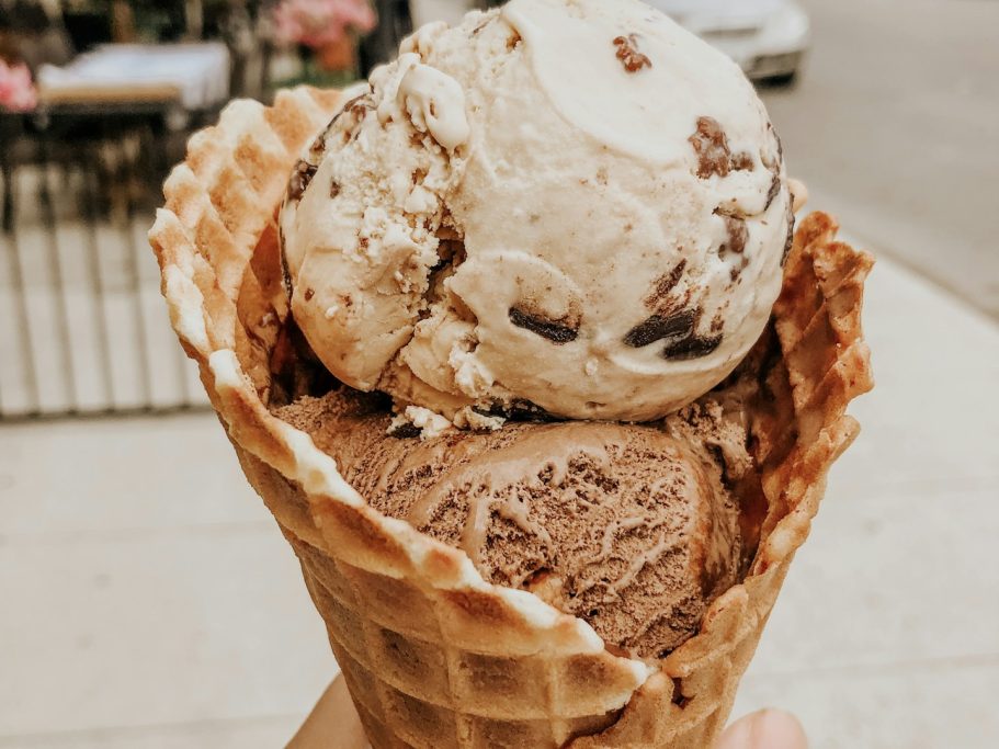 Eistüte mit zwei Kugeln: Schokoladeneis und Vanilleeis mit Schokostückchen.